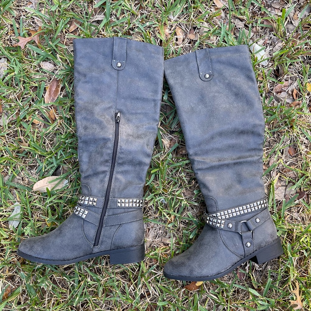 Brand new never worn Olivia miller gray studded boots